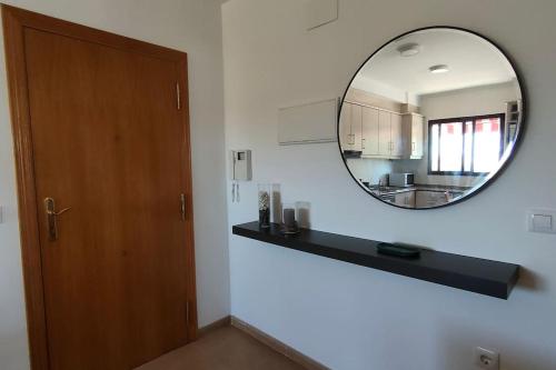 卡耐特蒂贝兰格MAGNIFICO APARTAMENTO · PLAYA CANET DE BERENGUER的浴室设有镜子、柜台和门