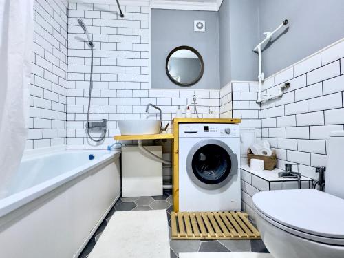 阿特劳Двушка около Академии Scandinavian Style的一间带洗衣机和水槽的浴室