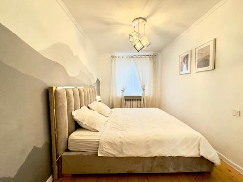 阿特劳Двушка около Академии Scandinavian Style的一间卧室设有一张床和一个窗口