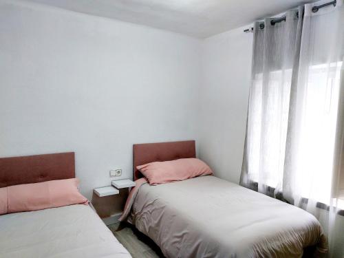 索里亚La casita de Soria的小型客房 - 带2张床和窗户