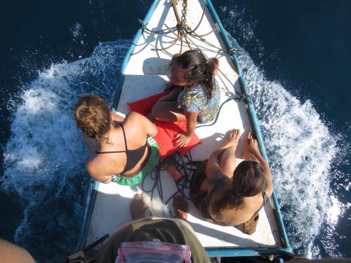 San FranciscoAlouatta Playa Coyote的一群人坐在船上