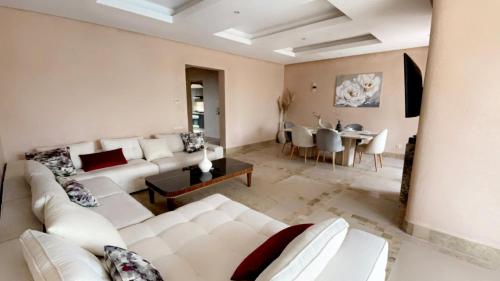 马拉喀什Villa BSF - Private Pool & Spa - Palm Golf的客厅配有白色的沙发和桌子