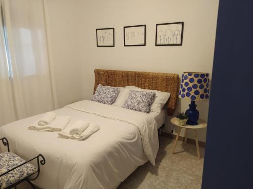 安特克拉Casa Rural Tazgona的一间卧室配有带毛巾的床
