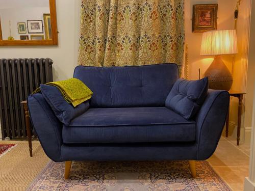 萨弗伦沃尔登Enchanting 1 Bedroom Home with Kitchen的客厅里一张蓝色的沙发