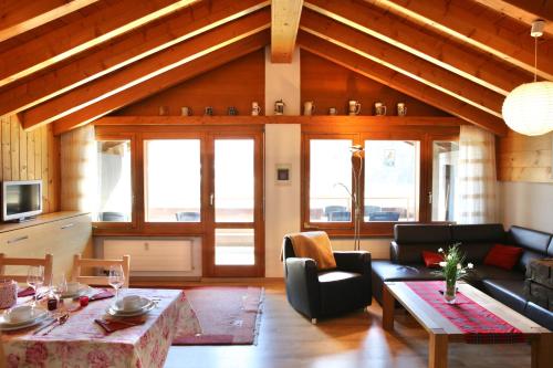 塔什Monte Rosa Täsch, Apartments mit Wellness Bereich的客厅配有沙发和桌子