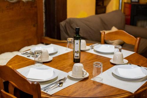 纳瓦孔塞霍拉富恩特德尔赫尔特乡村住宿加早餐旅馆的一张带白板的木桌和一瓶葡萄酒
