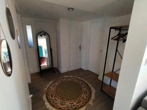 卡莱帕涅Tik69的走廊上设有大地毯和镜子