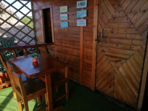 布兰卡滩Posada chikiluky beach的小房间设有桌子和木墙