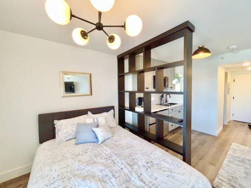 里诺The Rivet Apartments的一间卧室配有一张大床和大镜子