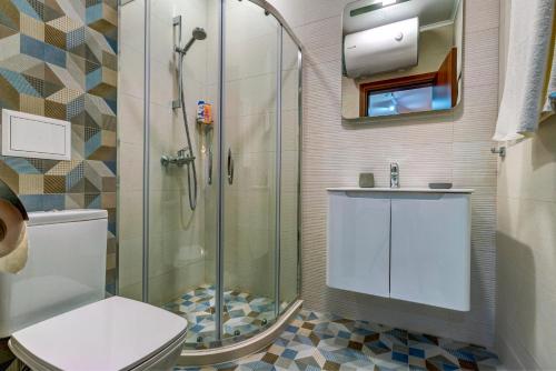 斯莫梁N.Joy Holiday Apartment 532 by Oak Residence的带淋浴、卫生间和盥洗盆的浴室
