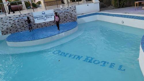 Gonaïvesodivin hotel luxury suite的蓝色的海水,其中有两个人
