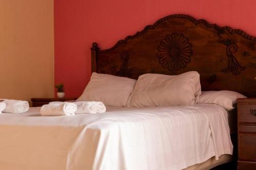 科潘玛雅遗址Residencia Sofmel的一间卧室配有一张床,上面有两条毛巾