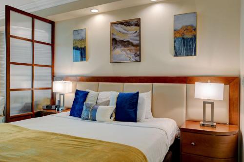 拉斯维加斯Sin City Suite @ MGM Signature的一间卧室配有一张带蓝色枕头的大床