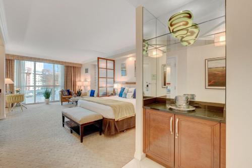 拉斯维加斯Sin City Suite @ MGM Signature的一间卧室配有一张床和一张书桌