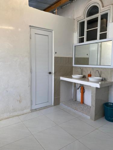 圣胡安拉拉古纳Casa Elenita的白色的浴室设有水槽和镜子