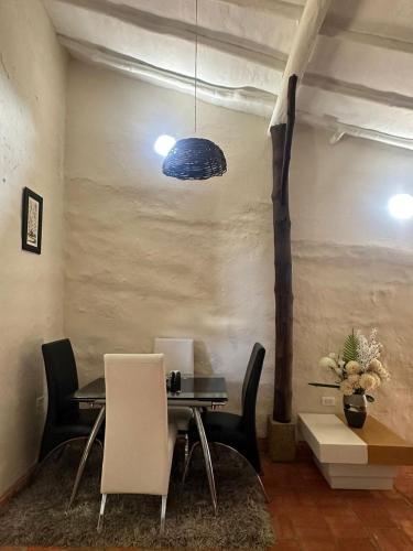 巴里查拉Hospedaje La Casita de Maria的一间带桌椅的用餐室