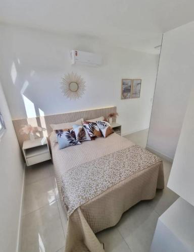 卡庞达卡诺阿Apto decorado e bem localizado的一间卧室配有一张大床和枕头
