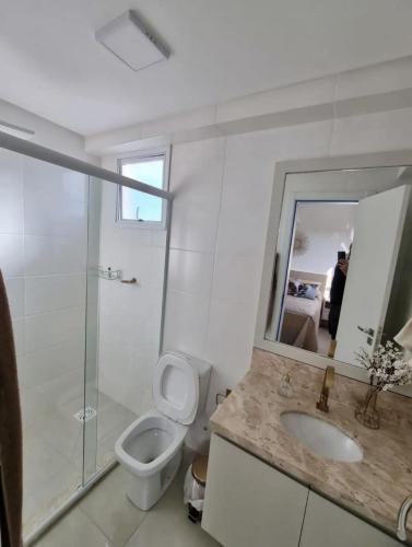 卡庞达卡诺阿Apto decorado e bem localizado的浴室配有卫生间、盥洗盆和淋浴。