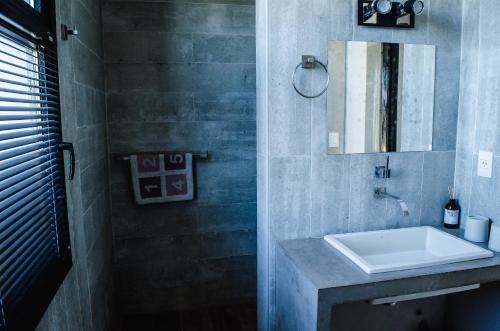 坦迪尔Séptimo Día的一间带水槽和镜子的浴室