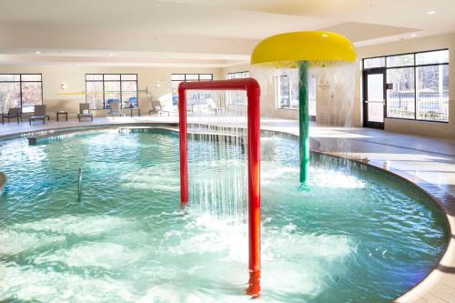 朗维尤朗维尤希尔顿花园酒店 的游泳池中间设有喷泉
