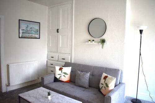 赫尔Kisobi Home Bedroom 2的客厅配有灰色的沙发和桌子
