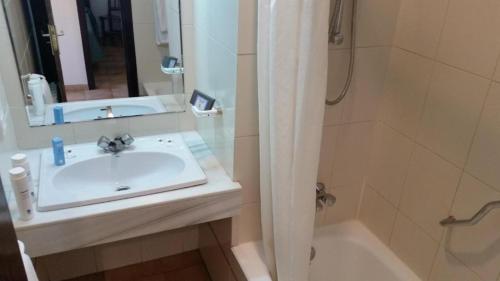 危地马拉Casa 96的浴室配有盥洗盆、镜子和浴缸