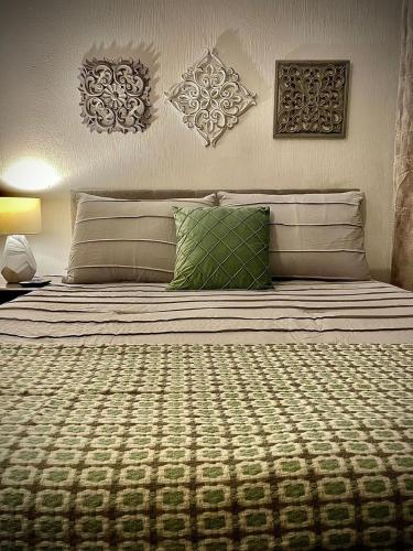 危地马拉Casa 96的一张大床,上面有两个绿色枕头