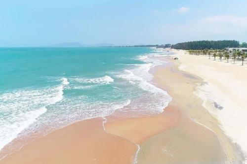头顿The Song Vung Tau By Abogo的享有海滩和大海的空中景致