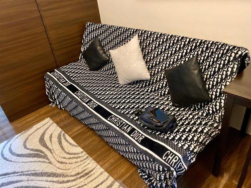 马尼拉Penthouse Perfection的一张黑白沙发,上面有枕头