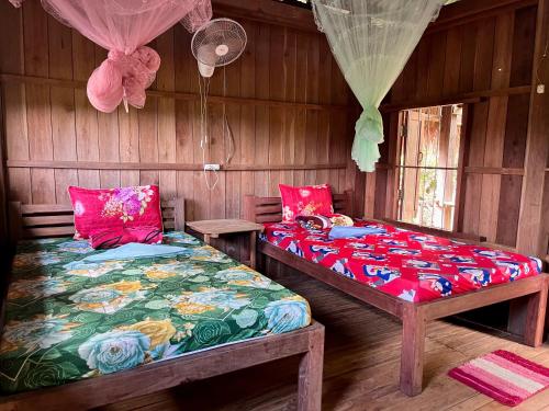 邦隆Ratanakiri Farmhouse & Trekking的木墙客房 - 带两张单人床