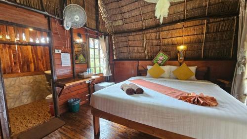 Phra Ae beachEden Lanta Bungalow的卧室配有一张床铺,位于带木墙的房间内