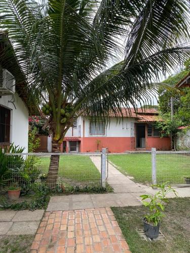 贝伦Pousada completa em Mosqueiro的棕榈树和围栏的房子