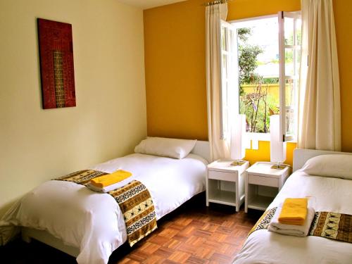 基多开曼酒店的客房设有两张单人床和一扇窗户。