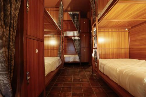 万象House Of Jars的一间带两张双层床的卧室,铺有瓷砖地板。