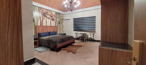 La BarcaHotel La Cazona Boutique的卧室配有一张床和一张桌子