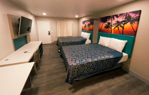 艾尔蒙特New Star Inn El Monte, CA - Los Angeles的酒店客房设有两张床和一台平面电视。