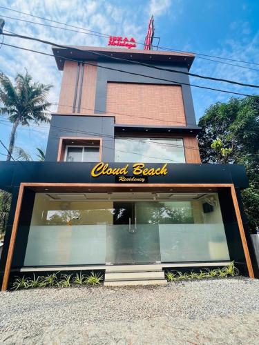 阿勒皮Cloud Beach Residency的大楼前有标志的餐厅