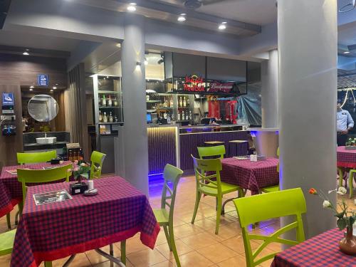 巴加Yellow Sky的餐厅设有红色和绿色的桌椅