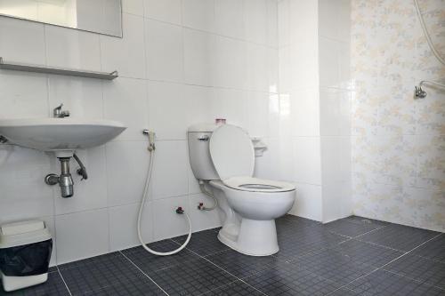 巴吞他尼ONE Residence的一间带卫生间和水槽的浴室