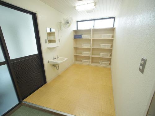 ShinkamigotoHOTEL MARINEPIA - Vacation STAY 92240v的一间带水槽和卫生间的浴室以及窗户。