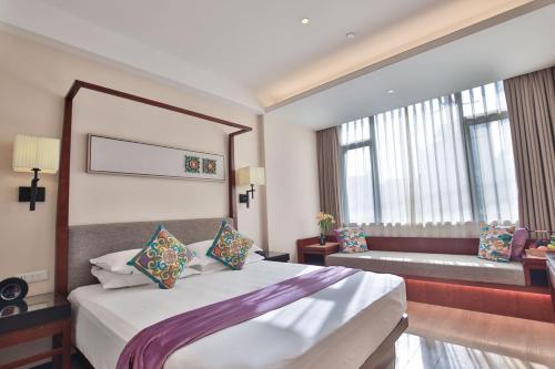 上海上海徐汇漕河泾宜林君亭酒店的酒店客房设有一张床和一个大窗户