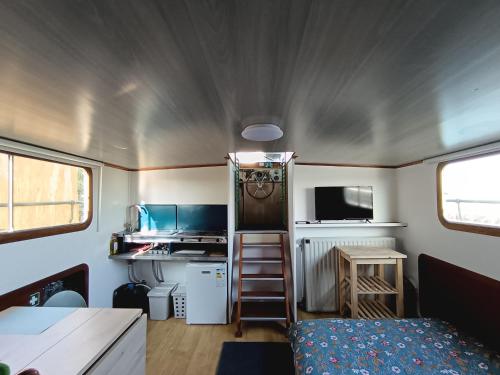 EckwersheimLe logement du marinier的小型大篷车,设有厨房和床