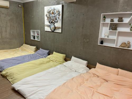 台南友爱部屋 的两张睡床彼此相邻,位于一个房间里