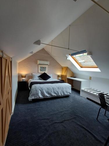 朗塞斯顿老面包房旅馆的阁楼上的卧室配有一张大床