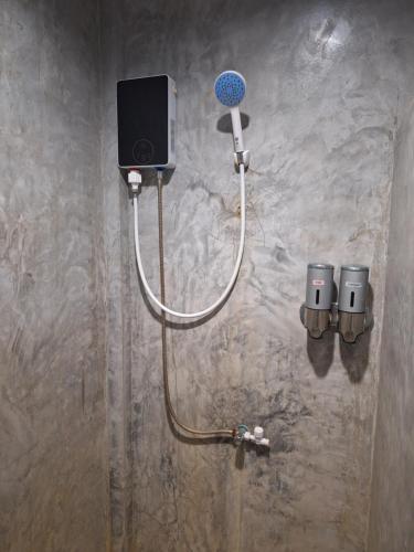 高兰兰达快乐之家旅馆的一间带扬声器和淋浴的浴室