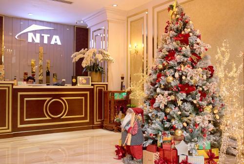 胡志明市NTA Serviced Apartments的酒店大堂的圣诞树