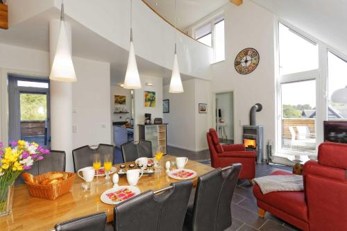 卡尔斯哈根Kapitaensweg 2 Kajuete 08的用餐室以及带桌椅的起居室。