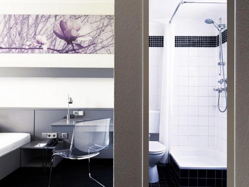 柏林Good Morning Berlin City West的浴室设有水槽和卫生间,两幅照片