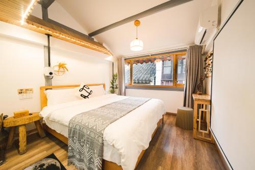 上海2 Old Town Designer Chalet 200 year old house的一间卧室设有一张大床和一个窗户。