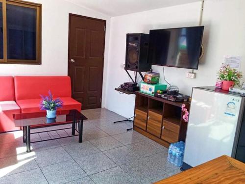 邦萨雷นาวินพลูวิลล่า的客厅配有红色沙发和平面电视